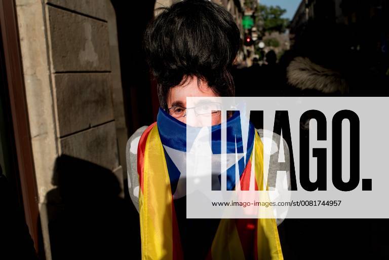 Barcelon, Catalonia, Spain - A woman wearing a mask of deposed president Carles Puigdemont and wrapped with a estelada or pro-independence flag holds a protest in Barcelona. Thousands of people protested by the streets of Barcelona and outside the Parliament of Catalonia after the session scheduled to elect a new Catalan president was postponed. Barcelon Spain - ZUMAb137 20180130_zap_b137_015