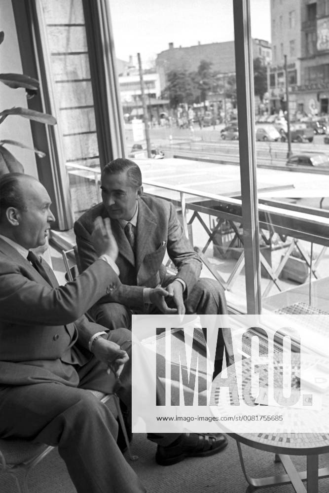 Filmmakers in conversation at the Berlinale in 1951 1 International Film Festival Berlin Berlin 07 06 1951 Foto:xFilmweltx xFuturexImage