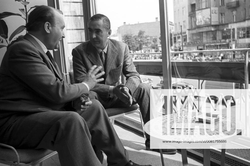 Filmmakers in conversation at the Berlinale in 1951 1 International Film Festival Berlin Berlin 07 06 1951 Foto:xFilmweltx xFuturexImage