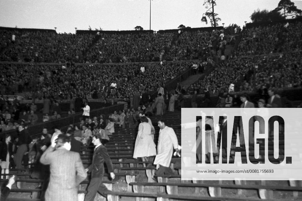 Fimfans at a movie screening in the Waldbühne to Berlinale in 1951 1 International Film Festival Berlin Berlin 10 06 1951 Foto:xFilmweltx xFuturexImage
