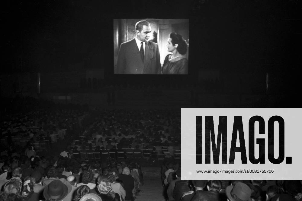 Fimfans at a movie screening in the Waldbühne to Berlinale in 1951 1 International Film Festival Berlin Berlin 10 06 1951 Foto:xFilmweltx xFuturexImage