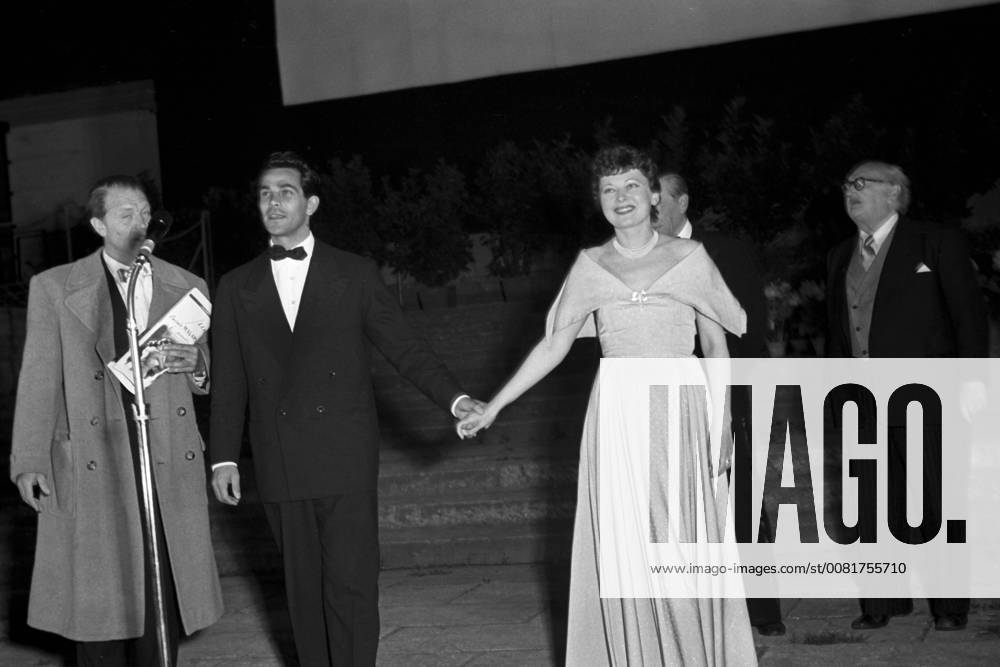Actor in the stage presentation after a screening at the Waldbühne to Berlinale in 1951 1 International Film Festival Berlin Berlin 10 06 1951 Foto:xFilmweltx xFuturexImage