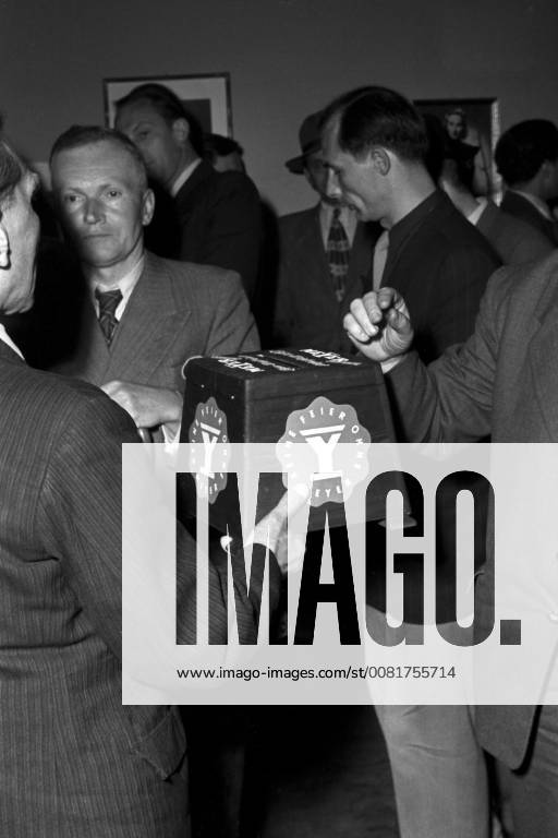 Voting at the Berlinale in 1951 1 International Film Festival Berlin Berlin 12 06 1951 Foto:xFilmweltx xFuturexImage