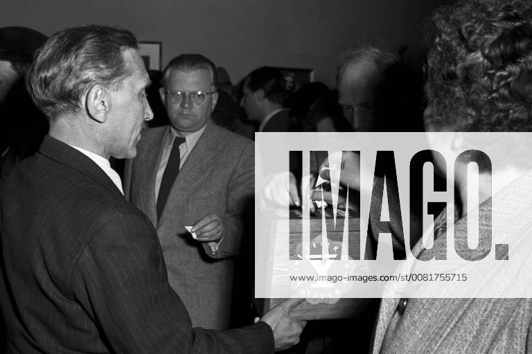 Voting at the Berlinale in 1951 1 International Film Festival Berlin Berlin 12 06 1951 Foto:xFilmweltx xFuturexImage