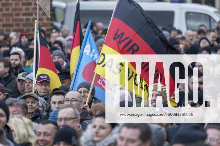 Anti-Asyl Demo in Cottbus DEU Brandenburg Cottbus: Â Am Sonnabend erlebte Cottbus gleich zwei große Demos, darunter auch eine Rechte Anti-Asyl Demo, zu der der Verein Zukunft Heimat und die mit ihr eng verbundene Brandenburger Alternative für Deutschland (AfD) aufgerufen haben. Das rechtsextreme Milieu nutzt die Gewalttätigkeit einiger junger Syrer anfang des Jahres in Cottbus nun für eine massive Kampagne gegen die Flüchtlingsaufnahme. Lange fehlte ihnen dafür ein nennenswerter Zuspruch. Dabei arbeitet der Verein schon lange mit der völkisch-nationalistischen bundesweiten Sammlungsbewegung Ein Prozent, mit der Pegida-Bewegung in Dresden und auch mit der vom Verfassungsschutz beobachteten Identitären Bewegung zusammen. Zukunft Heimat ist das Bindeglied vom populistischen bis ins rechtsextreme Milieu