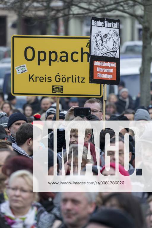 Anti-Asyl Demo in Cottbus DEU Brandenburg Cottbus: Â Am Sonnabend erlebte Cottbus gleich zwei große Demos, darunter auch eine Rechte Anti-Asyl Demo, zu der der Verein Zukunft Heimat und die mit ihr eng verbundene Brandenburger Alternative für Deutschland (AfD) aufgerufen haben. Das rechtsextreme Milieu nutzt die Gewalttätigkeit einiger junger Syrer anfang des Jahres in Cottbus nun für eine massive Kampagne gegen die Flüchtlingsaufnahme. Lange fehlte ihnen dafür ein nennenswerter Zuspruch. Dabei arbeitet der Verein schon lange mit der völkisch-nationalistischen bundesweiten Sammlungsbewegung Ein Prozent, mit der Pegida-Bewegung in Dresden und auch mit der vom Verfassungsschutz beobachteten Identitären Bewegung zusammen. Zukunft Heimat ist das Bindeglied vom populistischen bis ins rechtsextreme Milieu