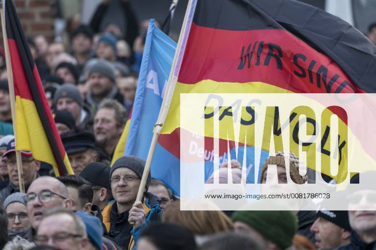 Anti-Asyl Demo in Cottbus DEU Brandenburg Cottbus: Â Am Sonnabend erlebte Cottbus gleich zwei große Demos, darunter auch eine Rechte Anti-Asyl Demo, zu der der Verein Zukunft Heimat und die mit ihr eng verbundene Brandenburger Alternative für Deutschland (AfD) aufgerufen haben. Das rechtsextreme Milieu nutzt die Gewalttätigkeit einiger junger Syrer anfang des Jahres in Cottbus nun für eine massive Kampagne gegen die Flüchtlingsaufnahme. Lange fehlte ihnen dafür ein nennenswerter Zuspruch. Dabei arbeitet der Verein schon lange mit der völkisch-nationalistischen bundesweiten Sammlungsbewegung Ein Prozent, mit der Pegida-Bewegung in Dresden und auch mit der vom Verfassungsschutz beobachteten Identitären Bewegung zusammen. Zukunft Heimat ist das Bindeglied vom populistischen bis ins rechtsextreme Milieu