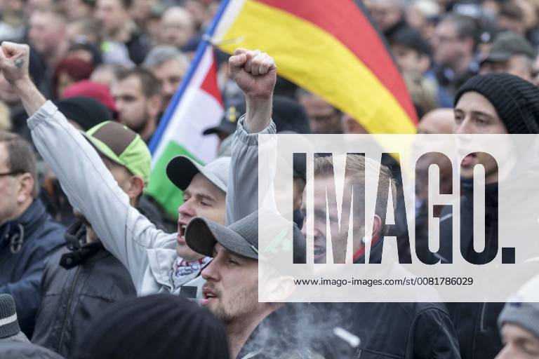 Anti-Asyl Demo in Cottbus DEU Brandenburg Cottbus: Â Am Sonnabend erlebte Cottbus gleich zwei große Demos, darunter auch eine Rechte Anti-Asyl Demo, zu der der Verein Zukunft Heimat und die mit ihr eng verbundene Brandenburger Alternative für Deutschland (AfD) aufgerufen haben. Das rechtsextreme Milieu nutzt die Gewalttätigkeit einiger junger Syrer anfang des Jahres in Cottbus nun für eine massive Kampagne gegen die Flüchtlingsaufnahme. Lange fehlte ihnen dafür ein nennenswerter Zuspruch. Dabei arbeitet der Verein schon lange mit der völkisch-nationalistischen bundesweiten Sammlungsbewegung Ein Prozent, mit der Pegida-Bewegung in Dresden und auch mit der vom Verfassungsschutz beobachteten Identitären Bewegung zusammen. Zukunft Heimat ist das Bindeglied vom populistischen bis ins rechtsextreme Milieu