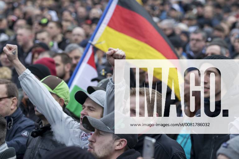 Anti-Asyl Demo in Cottbus DEU Brandenburg Cottbus: Â Am Sonnabend erlebte Cottbus gleich zwei große Demos, darunter auch eine Rechte Anti-Asyl Demo, zu der der Verein Zukunft Heimat und die mit ihr eng verbundene Brandenburger Alternative für Deutschland (AfD) aufgerufen haben. Das rechtsextreme Milieu nutzt die Gewalttätigkeit einiger junger Syrer anfang des Jahres in Cottbus nun für eine massive Kampagne gegen die Flüchtlingsaufnahme. Lange fehlte ihnen dafür ein nennenswerter Zuspruch. Dabei arbeitet der Verein schon lange mit der völkisch-nationalistischen bundesweiten Sammlungsbewegung Ein Prozent, mit der Pegida-Bewegung in Dresden und auch mit der vom Verfassungsschutz beobachteten Identitären Bewegung zusammen. Zukunft Heimat ist das Bindeglied vom populistischen bis ins rechtsextreme Milieu