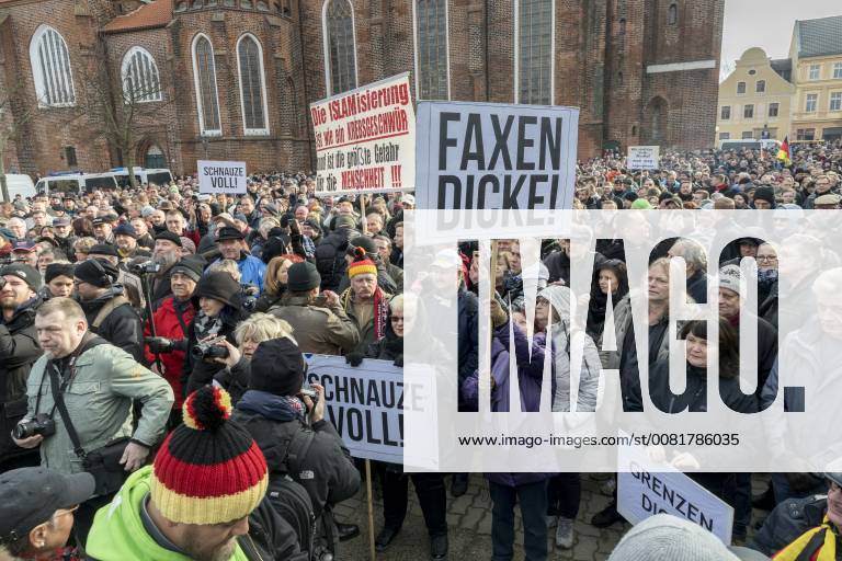 Anti-Asyl Demo in Cottbus DEU Brandenburg Cottbus: Â Am Sonnabend erlebte Cottbus gleich zwei große Demos, darunter auch eine Rechte Anti-Asyl Demo, zu der der Verein Zukunft Heimat und die mit ihr eng verbundene Brandenburger Alternative für Deutschland (AfD) aufgerufen haben. Das rechtsextreme Milieu nutzt die Gewalttätigkeit einiger junger Syrer anfang des Jahres in Cottbus nun für eine massive Kampagne gegen die Flüchtlingsaufnahme. Lange fehlte ihnen dafür ein nennenswerter Zuspruch. Dabei arbeitet der Verein schon lange mit der völkisch-nationalistischen bundesweiten Sammlungsbewegung Ein Prozent, mit der Pegida-Bewegung in Dresden und auch mit der vom Verfassungsschutz beobachteten Identitären Bewegung zusammen. Zukunft Heimat ist das Bindeglied vom populistischen bis ins rechtsextreme Milieu