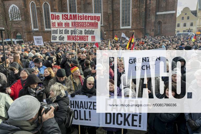 Anti-Asyl Demo in Cottbus DEU Brandenburg Cottbus: Â Am Sonnabend erlebte Cottbus gleich zwei große Demos, darunter auch eine Rechte Anti-Asyl Demo, zu der der Verein Zukunft Heimat und die mit ihr eng verbundene Brandenburger Alternative für Deutschland (AfD) aufgerufen haben. Das rechtsextreme Milieu nutzt die Gewalttätigkeit einiger junger Syrer anfang des Jahres in Cottbus nun für eine massive Kampagne gegen die Flüchtlingsaufnahme. Lange fehlte ihnen dafür ein nennenswerter Zuspruch. Dabei arbeitet der Verein schon lange mit der völkisch-nationalistischen bundesweiten Sammlungsbewegung Ein Prozent, mit der Pegida-Bewegung in Dresden und auch mit der vom Verfassungsschutz beobachteten Identitären Bewegung zusammen. Zukunft Heimat ist das Bindeglied vom populistischen bis ins rechtsextreme Milieu
