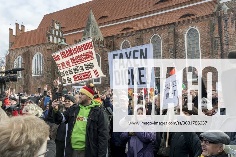 Anti-Asyl Demo in Cottbus DEU Brandenburg Cottbus: Â Am Sonnabend erlebte Cottbus gleich zwei große Demos, darunter auch eine Rechte Anti-Asyl Demo, zu der der Verein Zukunft Heimat und die mit ihr eng verbundene Brandenburger Alternative für Deutschland (AfD) aufgerufen haben. Das rechtsextreme Milieu nutzt die Gewalttätigkeit einiger junger Syrer anfang des Jahres in Cottbus nun für eine massive Kampagne gegen die Flüchtlingsaufnahme. Lange fehlte ihnen dafür ein nennenswerter Zuspruch. Dabei arbeitet der Verein schon lange mit der völkisch-nationalistischen bundesweiten Sammlungsbewegung Ein Prozent, mit der Pegida-Bewegung in Dresden und auch mit der vom Verfassungsschutz beobachteten Identitären Bewegung zusammen. Zukunft Heimat ist das Bindeglied vom populistischen bis ins rechtsextreme Milieu