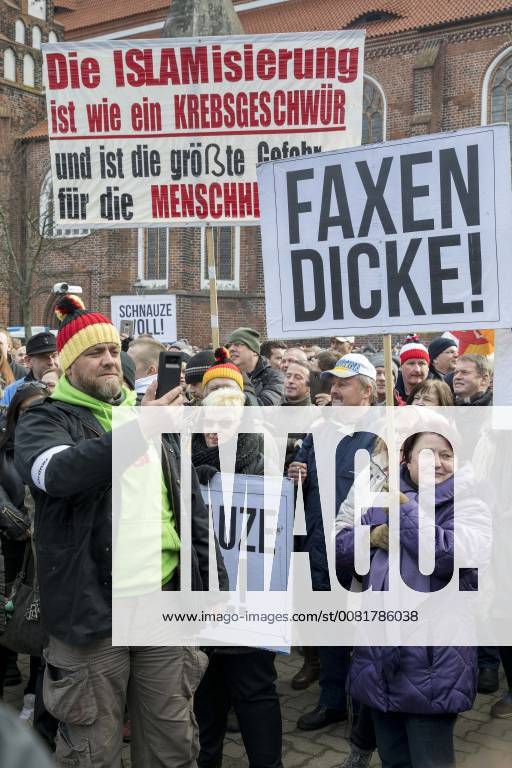 Anti-Asyl Demo in Cottbus DEU Brandenburg Cottbus: Â Am Sonnabend erlebte Cottbus gleich zwei große Demos, darunter auch eine Rechte Anti-Asyl Demo, zu der der Verein Zukunft Heimat und die mit ihr eng verbundene Brandenburger Alternative für Deutschland (AfD) aufgerufen haben. Das rechtsextreme Milieu nutzt die Gewalttätigkeit einiger junger Syrer anfang des Jahres in Cottbus nun für eine massive Kampagne gegen die Flüchtlingsaufnahme. Lange fehlte ihnen dafür ein nennenswerter Zuspruch. Dabei arbeitet der Verein schon lange mit der völkisch-nationalistischen bundesweiten Sammlungsbewegung Ein Prozent, mit der Pegida-Bewegung in Dresden und auch mit der vom Verfassungsschutz beobachteten Identitären Bewegung zusammen. Zukunft Heimat ist das Bindeglied vom populistischen bis ins rechtsextreme Milieu