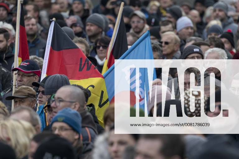 Anti-Asyl Demo in Cottbus DEU Brandenburg Cottbus: Â Am Sonnabend erlebte Cottbus gleich zwei große Demos, darunter auch eine Rechte Anti-Asyl Demo, zu der der Verein Zukunft Heimat und die mit ihr eng verbundene Brandenburger Alternative für Deutschland (AfD) aufgerufen haben. Das rechtsextreme Milieu nutzt die Gewalttätigkeit einiger junger Syrer anfang des Jahres in Cottbus nun für eine massive Kampagne gegen die Flüchtlingsaufnahme. Lange fehlte ihnen dafür ein nennenswerter Zuspruch. Dabei arbeitet der Verein schon lange mit der völkisch-nationalistischen bundesweiten Sammlungsbewegung Ein Prozent, mit der Pegida-Bewegung in Dresden und auch mit der vom Verfassungsschutz beobachteten Identitären Bewegung zusammen. Zukunft Heimat ist das Bindeglied vom populistischen bis ins rechtsextreme Milieu