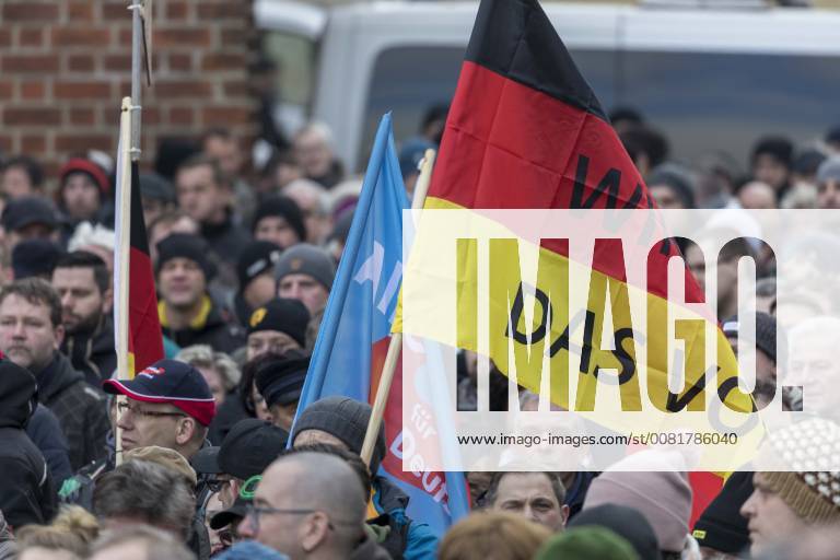 Anti-Asyl Demo in Cottbus DEU Brandenburg Cottbus: Â Am Sonnabend erlebte Cottbus gleich zwei große Demos, darunter auch eine Rechte Anti-Asyl Demo, zu der der Verein Zukunft Heimat und die mit ihr eng verbundene Brandenburger Alternative für Deutschland (AfD) aufgerufen haben. Das rechtsextreme Milieu nutzt die Gewalttätigkeit einiger junger Syrer anfang des Jahres in Cottbus nun für eine massive Kampagne gegen die Flüchtlingsaufnahme. Lange fehlte ihnen dafür ein nennenswerter Zuspruch. Dabei arbeitet der Verein schon lange mit der völkisch-nationalistischen bundesweiten Sammlungsbewegung Ein Prozent, mit der Pegida-Bewegung in Dresden und auch mit der vom Verfassungsschutz beobachteten Identitären Bewegung zusammen. Zukunft Heimat ist das Bindeglied vom populistischen bis ins rechtsextreme Milieu