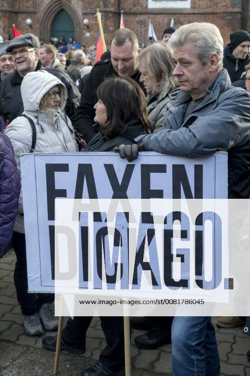 Anti-Asyl Demo in Cottbus DEU Brandenburg Cottbus: Â Am Sonnabend erlebte Cottbus gleich zwei große Demos, darunter auch eine Rechte Anti-Asyl Demo, zu der der Verein Zukunft Heimat und die mit ihr eng verbundene Brandenburger Alternative für Deutschland (AfD) aufgerufen haben. Das rechtsextreme Milieu nutzt die Gewalttätigkeit einiger junger Syrer anfang des Jahres in Cottbus nun für eine massive Kampagne gegen die Flüchtlingsaufnahme. Lange fehlte ihnen dafür ein nennenswerter Zuspruch. Dabei arbeitet der Verein schon lange mit der völkisch-nationalistischen bundesweiten Sammlungsbewegung Ein Prozent, mit der Pegida-Bewegung in Dresden und auch mit der vom Verfassungsschutz beobachteten Identitären Bewegung zusammen. Zukunft Heimat ist das Bindeglied vom populistischen bis ins rechtsextreme Milieu
