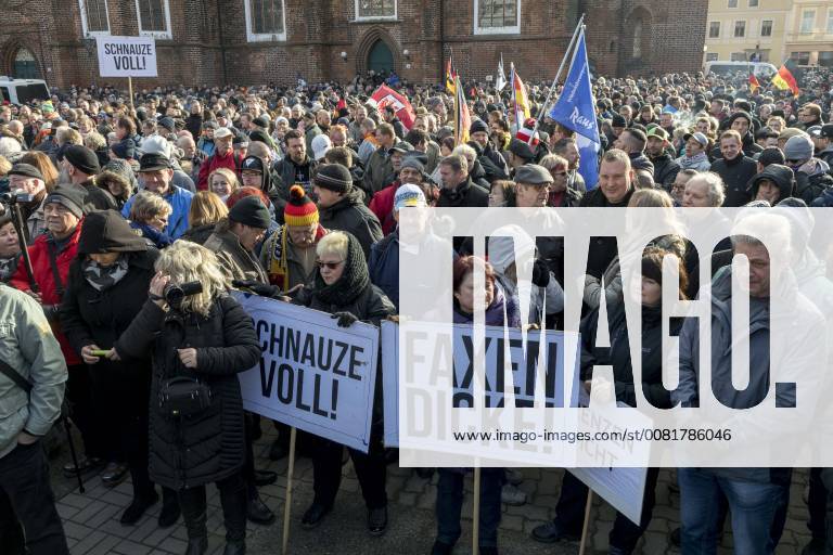 Anti-Asyl Demo in Cottbus DEU Brandenburg Cottbus: Â Am Sonnabend erlebte Cottbus gleich zwei große Demos, darunter auch eine Rechte Anti-Asyl Demo, zu der der Verein Zukunft Heimat und die mit ihr eng verbundene Brandenburger Alternative für Deutschland (AfD) aufgerufen haben. Das rechtsextreme Milieu nutzt die Gewalttätigkeit einiger junger Syrer anfang des Jahres in Cottbus nun für eine massive Kampagne gegen die Flüchtlingsaufnahme. Lange fehlte ihnen dafür ein nennenswerter Zuspruch. Dabei arbeitet der Verein schon lange mit der völkisch-nationalistischen bundesweiten Sammlungsbewegung Ein Prozent, mit der Pegida-Bewegung in Dresden und auch mit der vom Verfassungsschutz beobachteten Identitären Bewegung zusammen. Zukunft Heimat ist das Bindeglied vom populistischen bis ins rechtsextreme Milieu