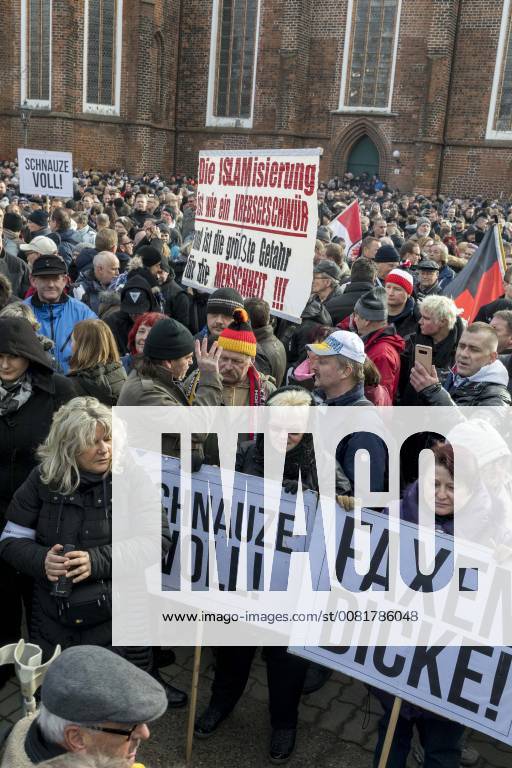 Anti-Asyl Demo in Cottbus DEU Brandenburg Cottbus: Â Am Sonnabend erlebte Cottbus gleich zwei große Demos, darunter auch eine Rechte Anti-Asyl Demo, zu der der Verein Zukunft Heimat und die mit ihr eng verbundene Brandenburger Alternative für Deutschland (AfD) aufgerufen haben. Das rechtsextreme Milieu nutzt die Gewalttätigkeit einiger junger Syrer anfang des Jahres in Cottbus nun für eine massive Kampagne gegen die Flüchtlingsaufnahme. Lange fehlte ihnen dafür ein nennenswerter Zuspruch. Dabei arbeitet der Verein schon lange mit der völkisch-nationalistischen bundesweiten Sammlungsbewegung Ein Prozent, mit der Pegida-Bewegung in Dresden und auch mit der vom Verfassungsschutz beobachteten Identitären Bewegung zusammen. Zukunft Heimat ist das Bindeglied vom populistischen bis ins rechtsextreme Milieu