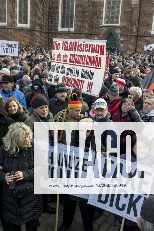 Anti-Asyl Demo in Cottbus DEU Brandenburg Cottbus: Â Am Sonnabend erlebte Cottbus gleich zwei große Demos, darunter auch eine Rechte Anti-Asyl Demo, zu der der Verein Zukunft Heimat und die mit ihr eng verbundene Brandenburger Alternative für Deutschland (AfD) aufgerufen haben. Das rechtsextreme Milieu nutzt die Gewalttätigkeit einiger junger Syrer anfang des Jahres in Cottbus nun für eine massive Kampagne gegen die Flüchtlingsaufnahme. Lange fehlte ihnen dafür ein nennenswerter Zuspruch. Dabei arbeitet der Verein schon lange mit der völkisch-nationalistischen bundesweiten Sammlungsbewegung Ein Prozent, mit der Pegida-Bewegung in Dresden und auch mit der vom Verfassungsschutz beobachteten Identitären Bewegung zusammen. Zukunft Heimat ist das Bindeglied vom populistischen bis ins rechtsextreme Milieu
