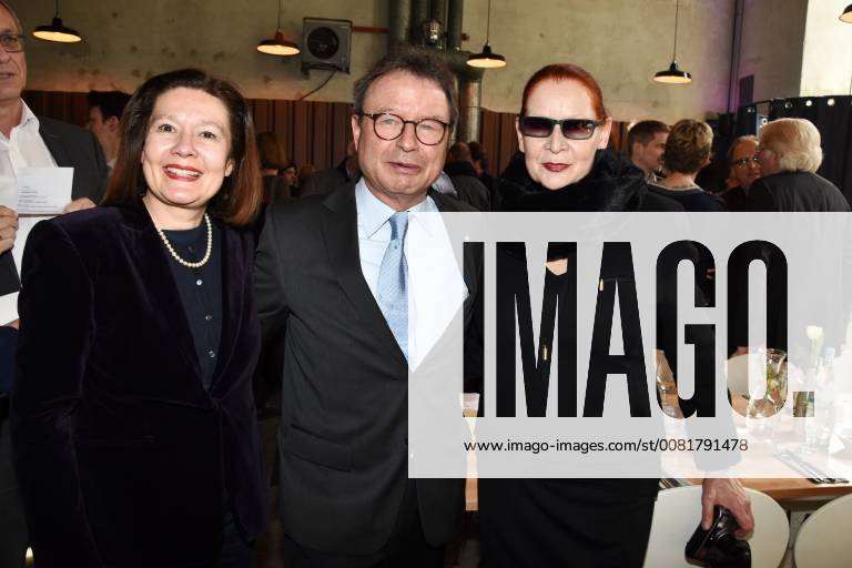 Dr Carolin Kalim FFF new Geschaefftsfuehrerin Prof Dr Klaus Schäfer FFF Prof Katharina Sieverding Munich 31 01 18 electric elephant FFF Bayern press packed FFF Bayern