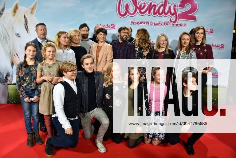 Group cast picture and making poses on 04 02 2018 in Cologne on the red carpet at the premiere of the cinema Wendy 2 friendship forever