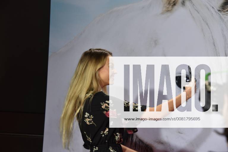 The Infulencerin xLeata posing on 04 02 2018 in Cologne on the red carpet at the premiere of the cinema Wendy 2 friendship forever