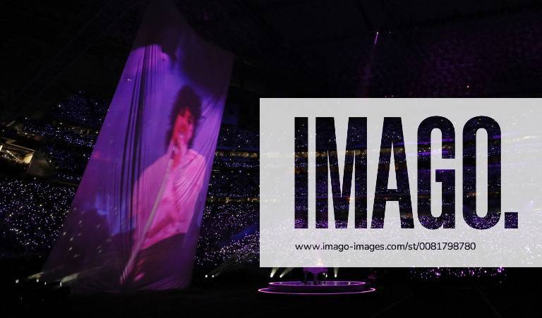 Minneapolis, Minnesota, U.S. - Accompanied by a huge projection of Prince, JUSTIN TIMBERLAKE plays the piano and sings during the halftime show at Super Bowl LII, at U.S. Bank Stadium. Timberlake has said that Prince had a deep influence on his music.. Minneapolis U.S. - ZUMAm42_ 20180204_zaf_m42_037