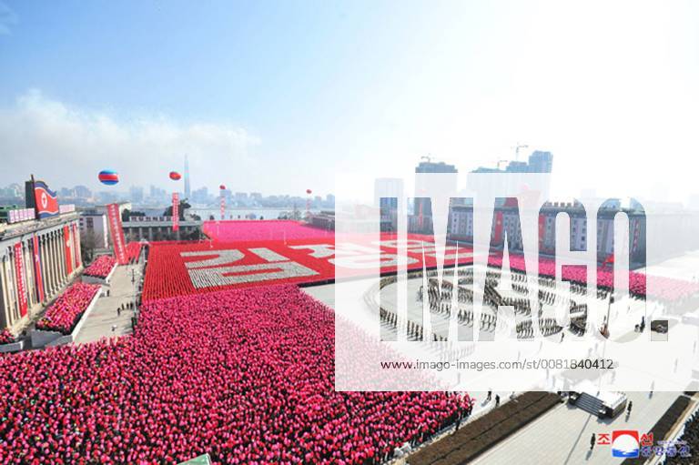Nordkorea: Militärparade in Pjöngjang This image released on February 8, 2018, by the North Korean Official News Service (KCNA), shows North Korean leader Kim Jong Un watching on as troops marched through Kim Il Sung Square in a show of military might on the eve of the 2018 Winter Olympics in Pyeongchang, South Korea. WAX2018020821 KCNA