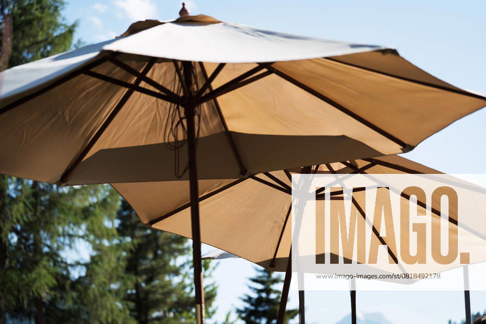 IMAGO Creative, Jahreszeit Sommer, Hitze Cafe Restaurant Strand Sonnenschirm Outdoor cafe restaurant beach parasol umbrella for shades park decoration (License=RF)