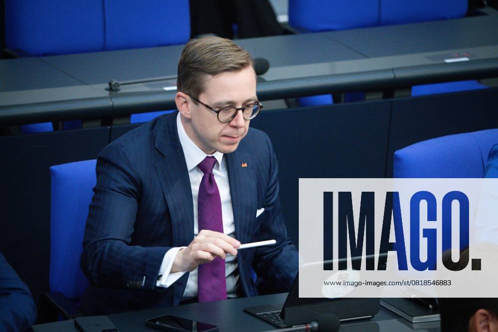 German Bundestag, 4th plenary session Philipp Amthor CDU at the Ipad on the government bench at the 4th session of the German Bundestag in Berlin, 15 05 2025 Berlin Berlin Germany