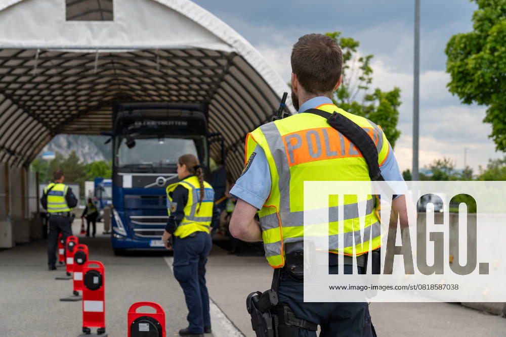 Border control by the Federal Police at the Kiefersfelden checkpoint, Inntal Ost, on the A93 highway between Germany and Austria. Police officers in front of a tent