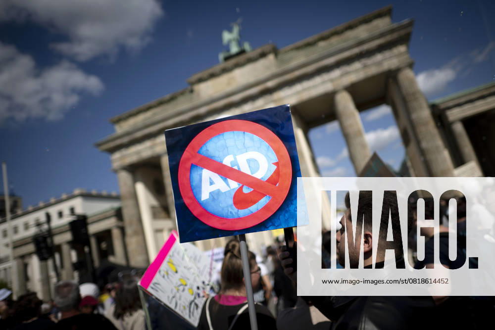 AfD-Verbot Demo DEU, Deutschland, Germany, Berlin, 11.05.2025 Demonstranten mit Schild AfD-Verbot Jetzt bei der Kundgebung und Demonstation vom Buendnis Gemeinsam Gegen Rechts fuer ein Verbot der Partei AfD Alternative fuer Deutschland unter dem Motto Keine Ausreden mehr verbietet die AfD jetzt ! vor dem Brandenburger Tor in Berlin Deutschland . Der Protest steht ganz im Zeichen der letzten Bundestagswahlen 2025 und dem Erstarkem der AfD in Verbindung mit Rechtsextremen , dazu wird in Deutschland zunehmend ein AfD-Verbot diskutiert vor allem nachdem das Bundesamt für Verfassungsschutz die Partei kuerzlich als rechtsextremistisch eingestuft hatte. en: Demonstrator with signs calling for an AfD ban at the rally and demonstration by the a