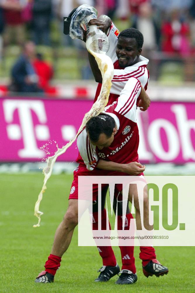 Samuel Osei Kuffour (hinten.) gönnt Jens Jeremies (beide Bayern) eine Bierdusche Fußball 1. BL Herren Saison 2002 2003, FC Bayern München, Deutscher Meister, Deutsche Meisterschaft, Meisterfeier, Vdig Gruppe München Begeisterung, Freude,