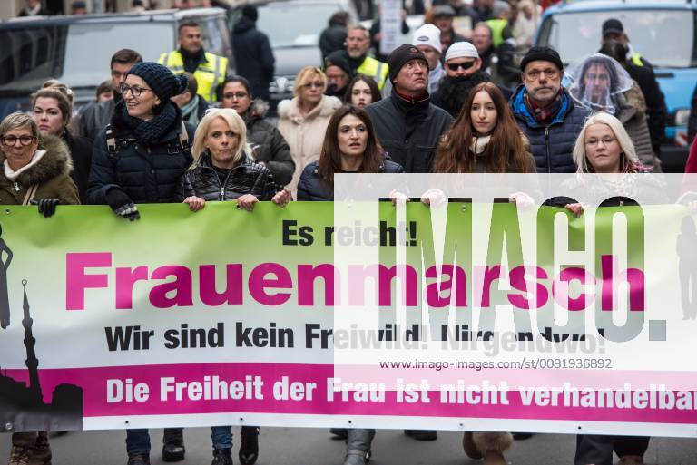 Berlin AfD Marsch der Frauen Ca. 800 Menschen folgten am Samstag den 17. Februar 2018 in Berlin dem Aufruf der AfD-Frau Leyla Bilge zu einem sog. Marsch der Frauen . Sie demonstrierten gegen Zuwanderung und Fluechtlinge, die nur nach Deutschland kommen um hier Frauen zu schaenden so einige Teilnehmer. Der rechte Aufmarsch wurde nach 750 Metern durch Strassenblockaden von ca. 2.000 Menschen gestoppt. Leyla Bilge weigerte sich als Anmelderin drei Stunden lang den blockierten Aufmarsch zu beenden und forderte von der Polizei die Blockaden zu raeumen. Ein Raeumungsversuch der Polizei scheiterte, da es zu viele Menschen waren, die auf der Strasse sassen. Nach drei Stunden beendete Bilge den Aufmarsch. Die Demosntranten, unter ihnen etliche Neonazis, sog. Identitaere und AfD-Politiker zogen darauf ab und griffen dabei Gegendemosntra
