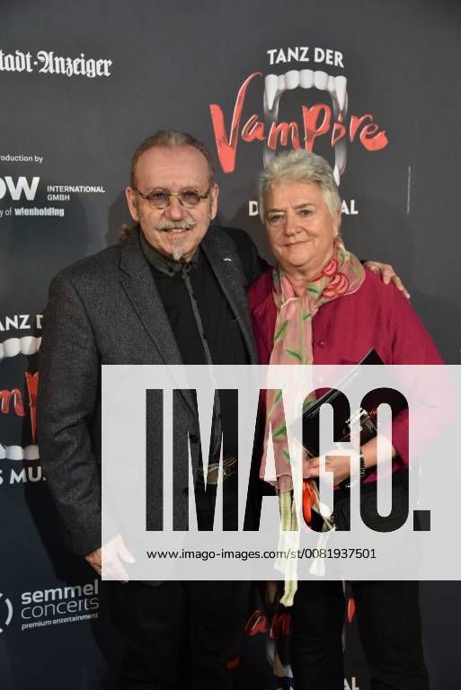 Musicians Janus Fröhlich and his wife come on 17 02 2018 in Cologne for the premiere of the musical dance of the vampires in the musical dome