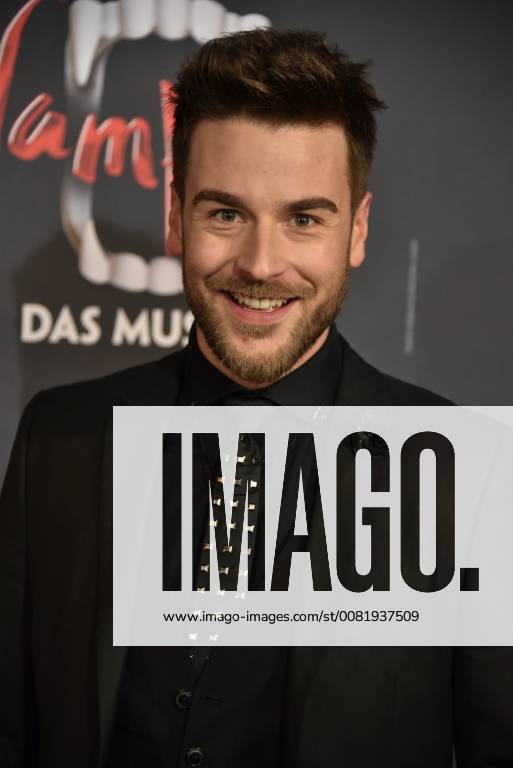 Moderator Eric Schroth comes on 17 02 2018 in Cologne for the premiere of the musical dance of the vampires in the musical dome