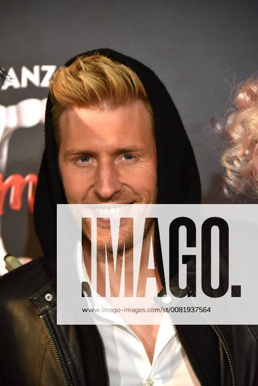 The moderator and singer Maximilian Maxi Arland bourgeois Maximilian Mühlbauer comes on 17 02 2018 in Cologne for the premiere of the musical dance of the vampires in the musical dome