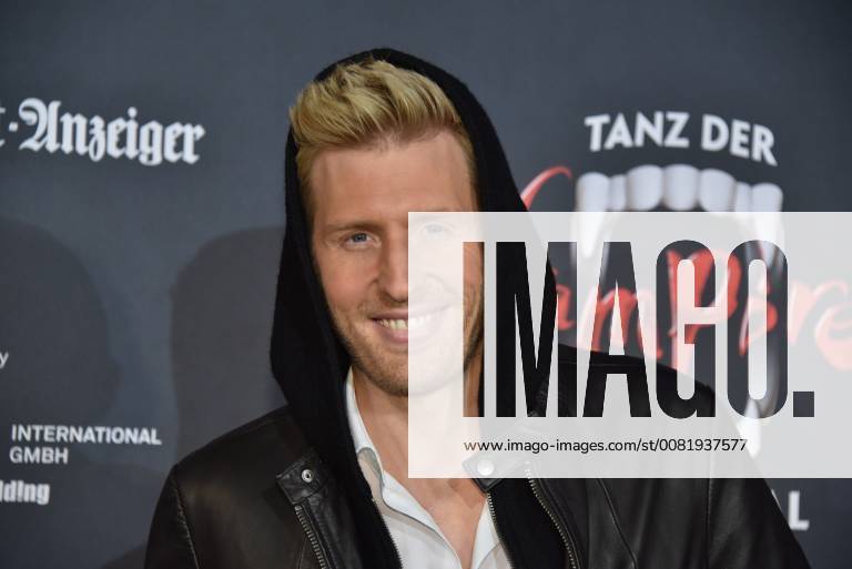 The moderator and singer Maximilian Maxi Arland bourgeois Maximilian Mühlbauer comes on 17 02 2018 in Cologne for the premiere of the musical dance of the vampires in the musical dome