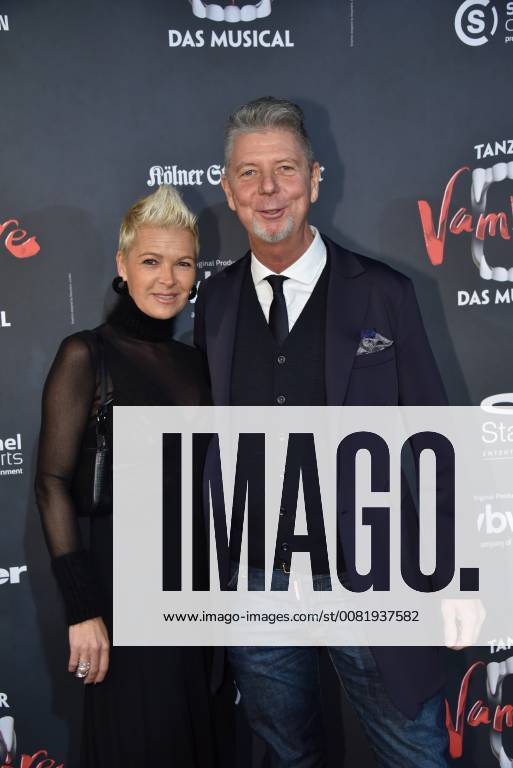 Moderator Heiko Wasser and his wife Susanne comes on 17 02 2018 in Cologne for the premiere of the musical dance of the vampires in the musical dome