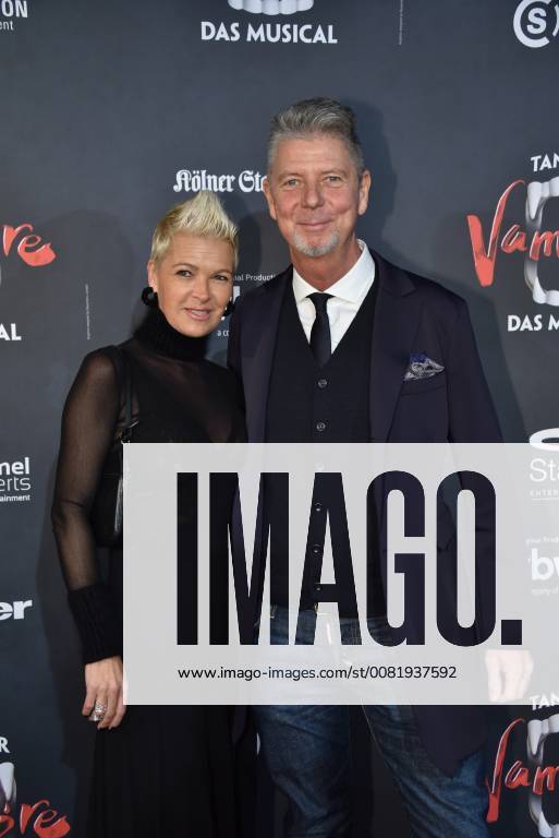 Moderator Heiko Wasser and his wife Susanne comes on 17 02 2018 in Cologne for the premiere of the musical dance of the vampires in the musical dome