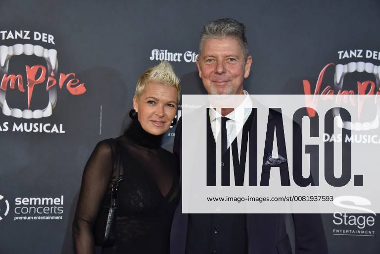 Moderator Heiko Wasser and his wife Susanne comes on 17 02 2018 in Cologne for the premiere of the musical dance of the vampires in the musical dome
