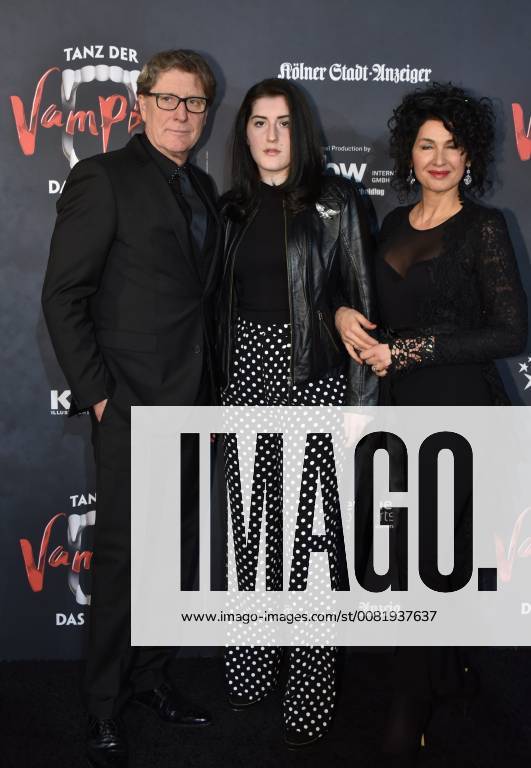 Harald Toni Schumacher l r his daughter Perla and his wife Jasmine come on 17 02 2018 in Cologne for the premiere of the musical dance of the vampires in the musical dome