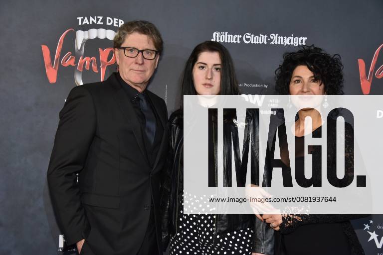 Harald Toni Schumacher l r his daughter Perla and his wife Jasmine come on 17 02 2018 in Cologne for the premiere of the musical dance of the vampires in the musical dome
