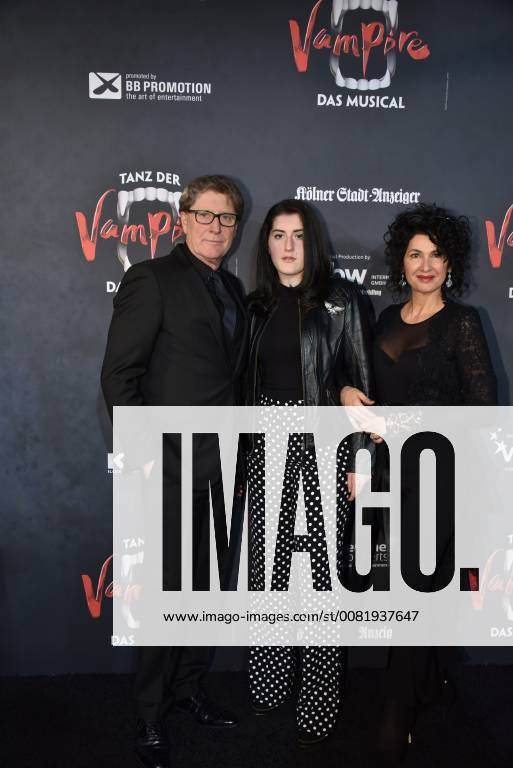 Harald Toni Schumacher l r his daughter Perla and his wife Jasmine come on 17 02 2018 in Cologne for the premiere of the musical dance of the vampires in the musical dome