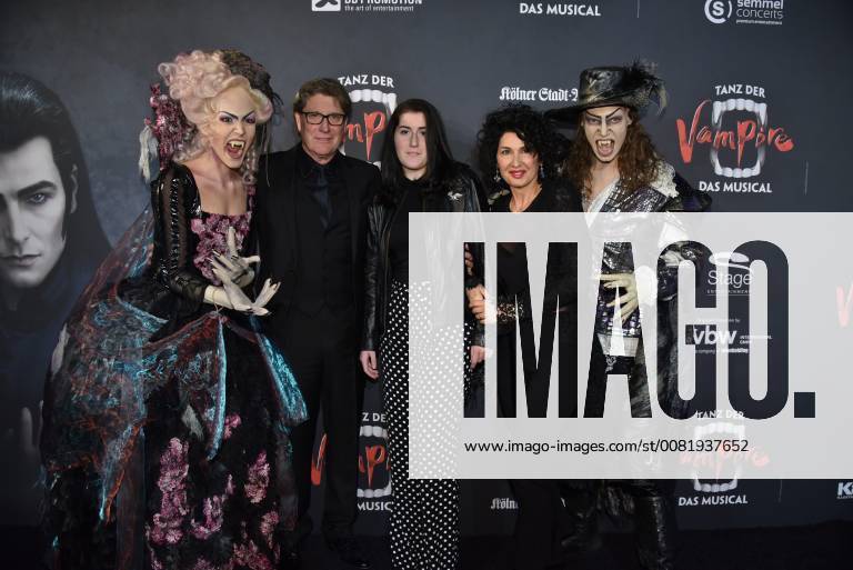 Elise Doorn l r Harald Toni Schumacher his daughter Perla and his wife Jasmine actor Albert Jan Kinemar come on 17 02 2018 in Cologne for the premiere of the musical dance of the vampires in the musical dome