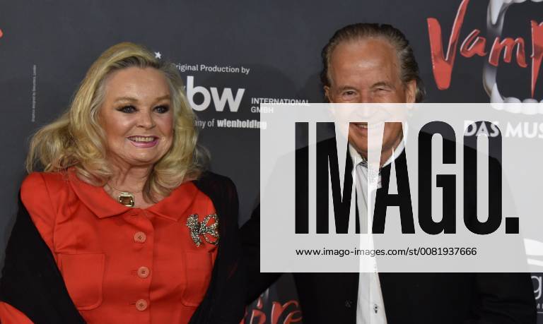 Moderator Max Schautzer and his wife Gundel come on 17 02 2018 in Cologne for the premiere of the musical dance of the vampires in the musical dome