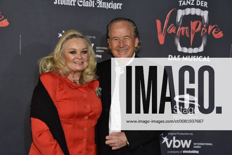 Moderator Max Schautzer and his wife Gundel come on 17 02 2018 in Cologne for the premiere of the musical dance of the vampires in the musical dome