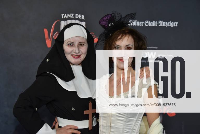 Actress Nina Vorbrodt l r and the dancer of Pia Neises comes on 17 02 2018 in Cologne for the premiere of the musical dance of the vampires in the musical dome