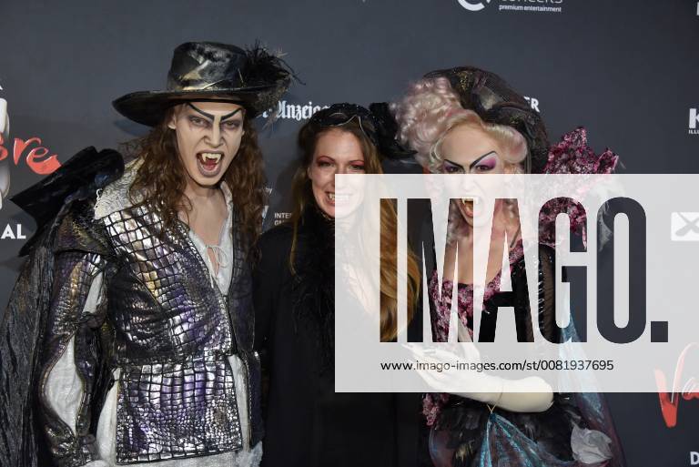 The presenter Mara Bergmann m and the vampire Albert Jan Kinemar l and Elise Doorn r comes on 17 02 2018 in Cologne for the premiere of the musical dance of the vampires in the musical dome