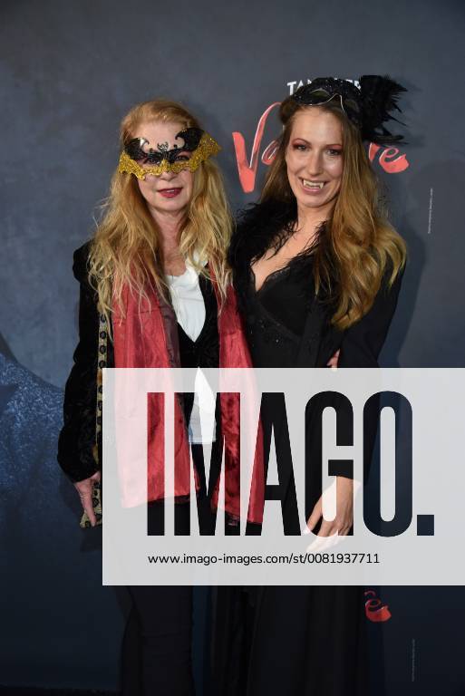 The presenter Mara Bergmann r and her mother come on 17 02 2018 in Cologne for the premiere of the musical dance of the vampires in the musical dome